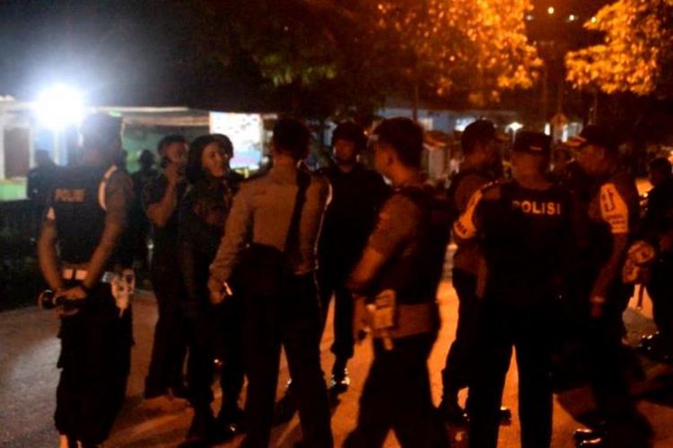 Anggota dari Polres Baubau melakukan penjagaan di sekitar kantor Kecamatan Murhum, tempat rapat pleno sedang berlangsung 