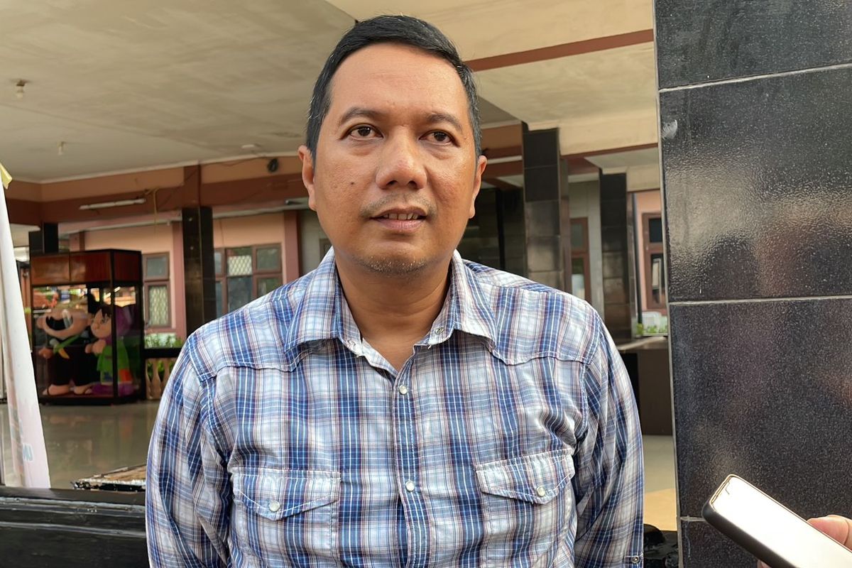 Devin keluarga pemilik hotel (tempat penginapan) mengklarifikasi mengenai kisruh penutupan akses jalan rumah sepasang lansia Ngadenin (63) dan istrinya Nur (55) saat ditemui usai rapat di Kecamatan Pondok Gede, Rabu (12/7/2023).