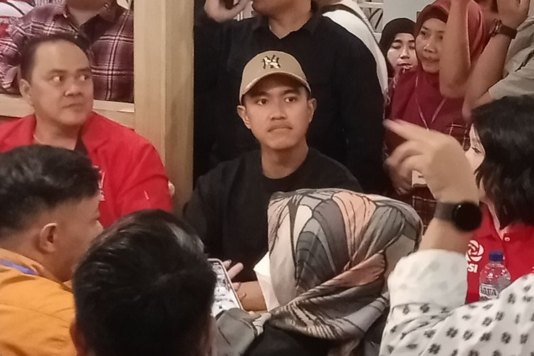 Ketua Umum DPP Partai Solidaritas Indonesia (PSI) periode 2023-2028, Kaesang Pangarep saat berkunjung ke Kota Malang, Jawa Timur pada Senin (4/12/2023), siang. 