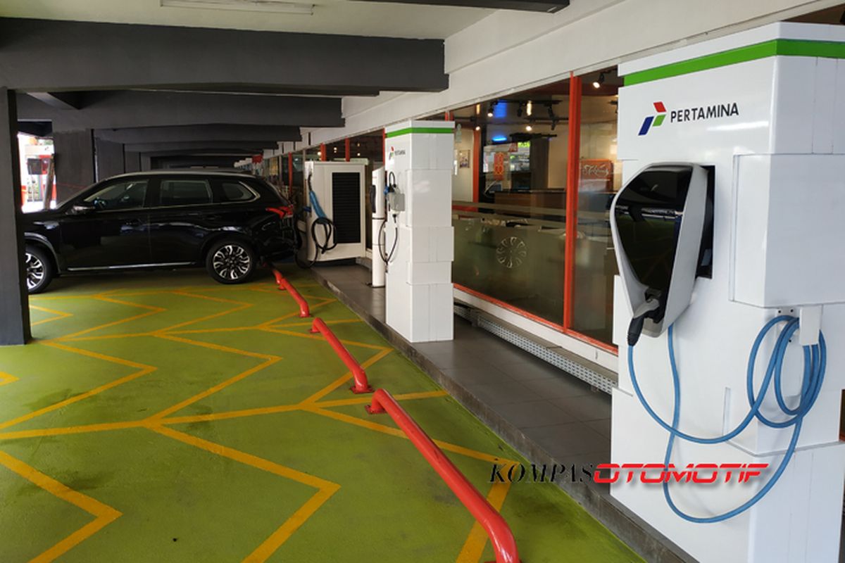 Empat stasiun pengisian daya mobil listrik di SPBU Pertamina Kuningan, Jakarta Selatan, yang menjadi program Green Energy Station (GES).