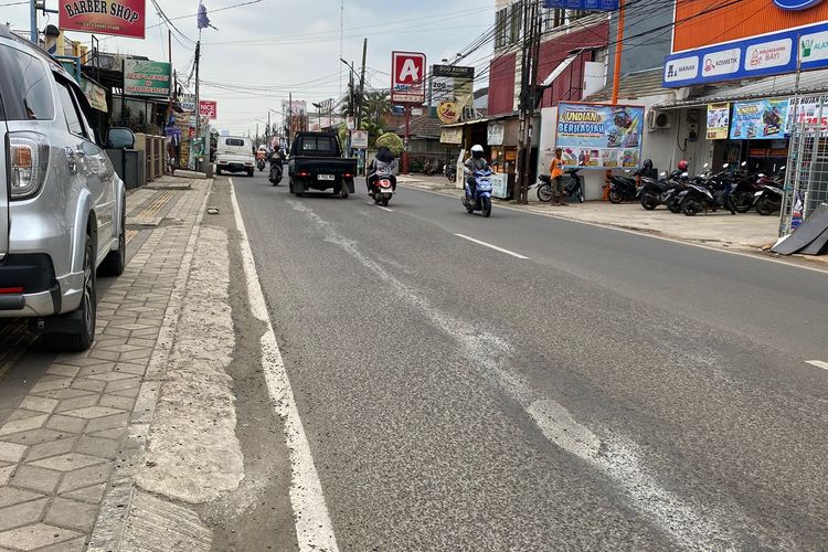 Jalan Benda Raya, Pondok Benda, Pamulang, Tangerang Selatan, tampak berlubang. 