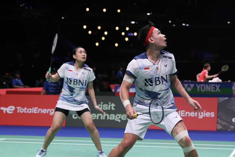 Ganda campuran Indonesia, Rinov Rivaldy/Pitha Haningtyas Mentari, saat bertanding pada babak kedua BWF World Championships atau Kejuaraan Dunia BWF 2023 di Royal Arena, Kopenhagen, Denmark, Rabu (23/8/2023). 