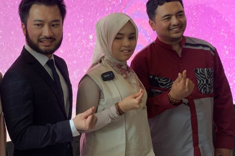 (Dari kiri ke kanan) Rudy Salim, Putri Ariani dan ayah Putri Ariani menghadiri konferensi pers di kawasan Pluit, Jakarta Utara, Selasa (11/7/2023). 