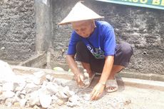 Pak Sarono, Biayai 75 Yatim-Piatu dengan Memecah Batu