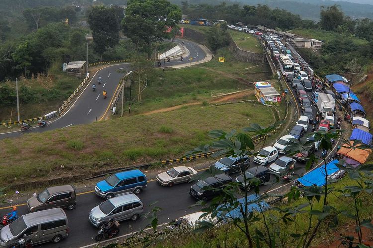 Antrean kendaraan pemudik melintas di Jalur Selatan Lingkar Gentong, Kabupaten Tasikmalaya, Jawa Barat, Jumat (7/6/2019). Memasuki H+2 Lebaran arus balik di jalur selatan menuju Bandung dan Jakarta terpantau padat.