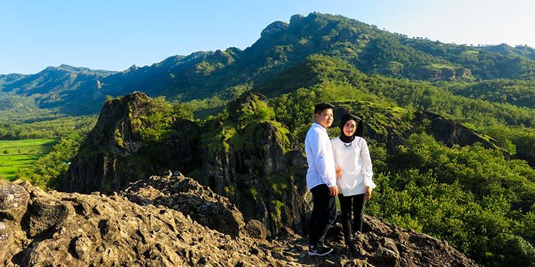 Sejoli sedang melakukan sesi foto Prewedding di Puncak Gunung Sepikul