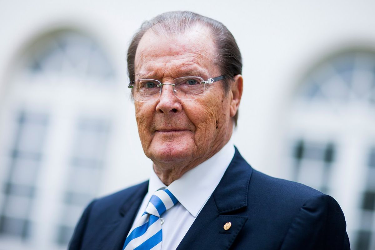 Aktor dan duta UNICEF Roger Moore dalam sebuah acara di Aachen, Jerman, pada 25 Juni 2013. Ia meninggal dunia di Swiss pada Selasa (23/5/2017).