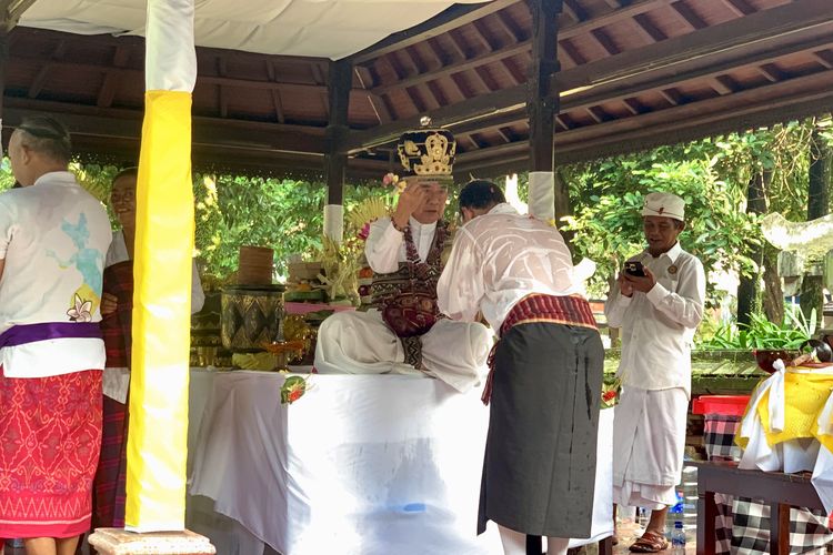 Sebanyak 200 peserta mengikuti Melukat di Museum Indonesia, Taman Mini Indonesia Indah (TMII), Jakarta Timur, pada Minggu (26/4/2026) sore. Para peserta kemudian melanjutkan prosesi penyiraman di tempat pancuran. Satu per satu peserta akan dipercikan air suci di bagian kepala sebagai tanda prosesi Melukat telah selesai.