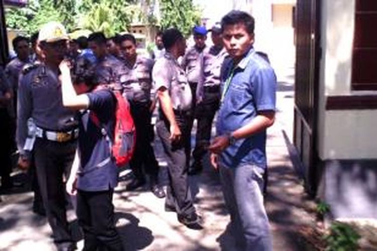 Mahasiswa ini ditangkap Polisi karena membawa badik saat mau masuk di kantor pengadilan.