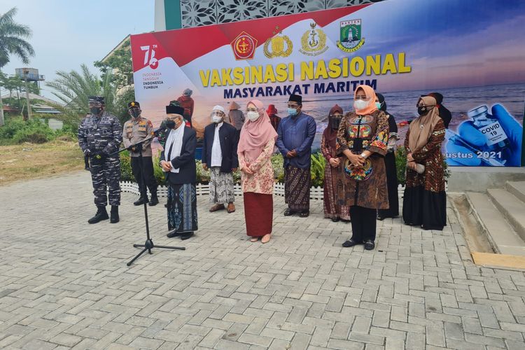 Wakil Presiden Ma'ruf Amin berkunjung ke ke Pondok Pesantren (Ponpes) An-Nawawi Tanara, Kabupaten Serang, Provinsi Banten, Kamis (19/8/2021) untuk meninjau vaksinasi Covid-19. 
