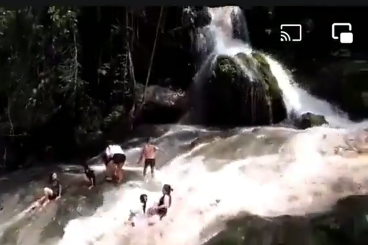 Sebuah video yang menampilkan detik-detik pengunjung air terjun di Cebu, Filipina, tersapu banjir bandang viral di media sosial.