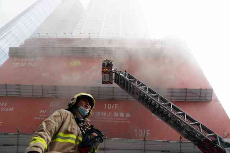 Ratusan orang terjebak di atap World Trade Center Hong Kong menunggu penyelamatan setelah kebakaran terjadi pada hari Rabu (15/12/2021).

