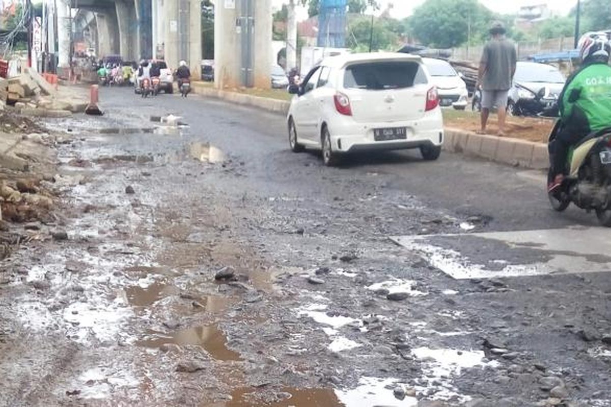 Kondisi jalan yang rusak di Jalan Ciledug Raya, Jakarta Selatan pada Jumat (3/2/2017).