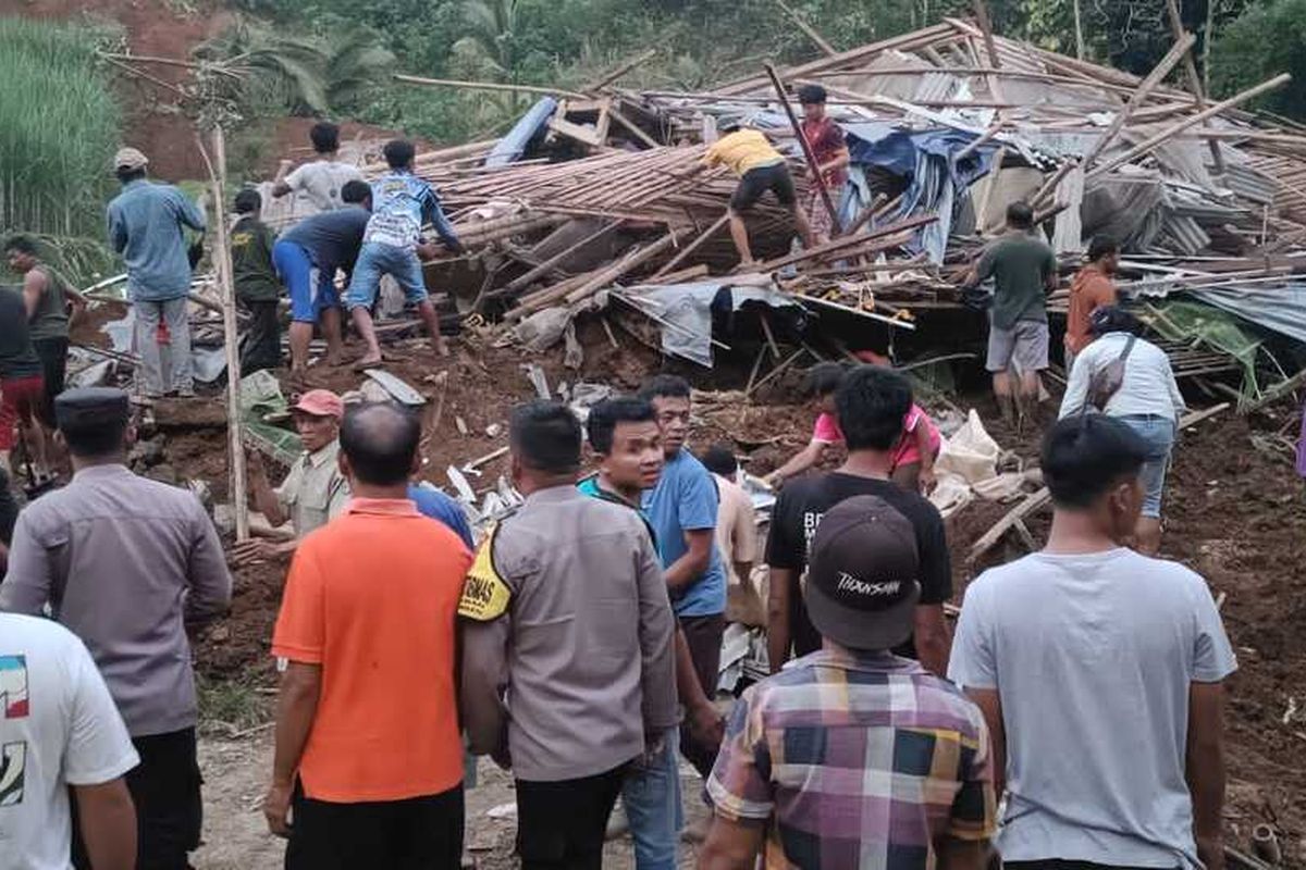Relawan, personel kepolisian, TNI dan BPBD Kabupaten Blitar melakukan upaya pencarian dan evakuasi 4 orang pekerja kandang ayam yang tertimbun tebing longsor di Desa Bumirejo, Kecamatan Kesamben, Kabupaten Blitar, Minggu (30/6/2024) petang