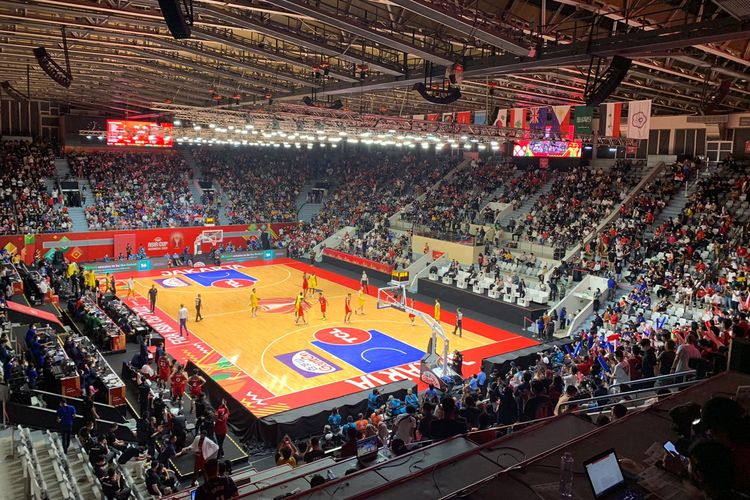 Suasana Istora Senayan saat pertandingan timnas basket Indonesia vs Australia dalam babak penyisihan grup pada Sabtu (16/7/2022).