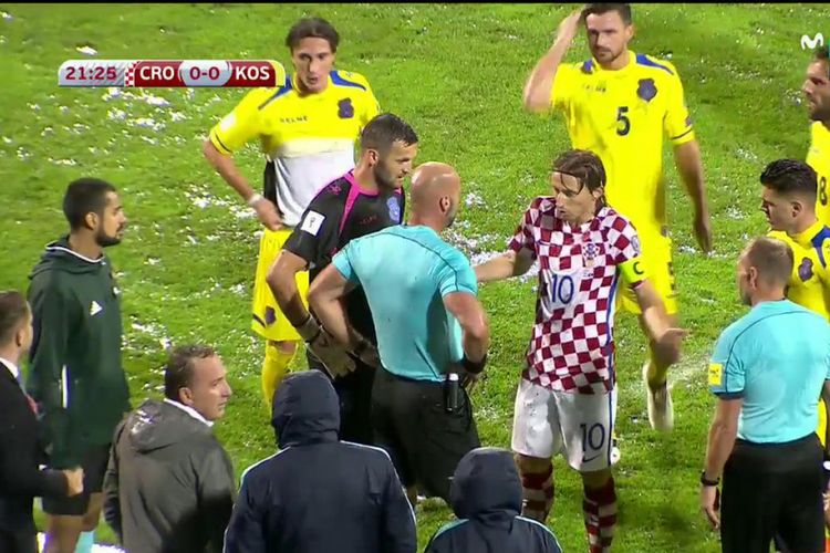 Luka Modric berdiskusi dengan wasit pada pertandingan Kroasia vs Kosovo di Stadion Maksimir, Sabtu (2/9/2017).