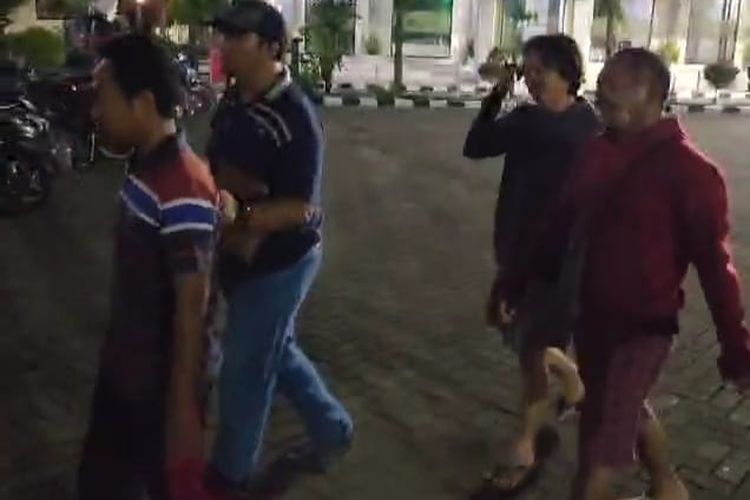 Pelaku pencurian berbaju warna-warni depan sedang dibawa ke rumah tahanan Polres Situbondo pada Kamis (8/2/2024).