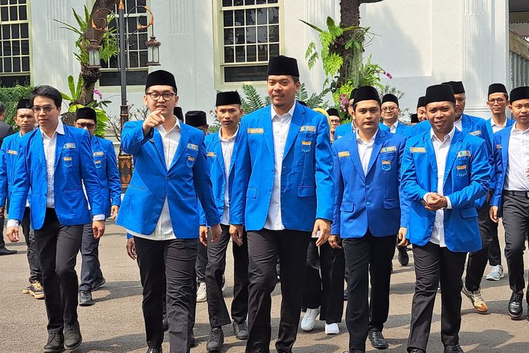 Rombongan Pengurus Besar Pergerakan Mahasiswa Islam Indonesia (PB PMII) meninggalkan Istana Kepresidenan, Jakarta, seusai bertemu dengan Presiden Joko Widodo, Selasa (25/7/2023).
