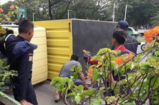 Ban Selip, Mobil Boks Bermuatan Obat Terbalik di Jalan Benyamin Sueb