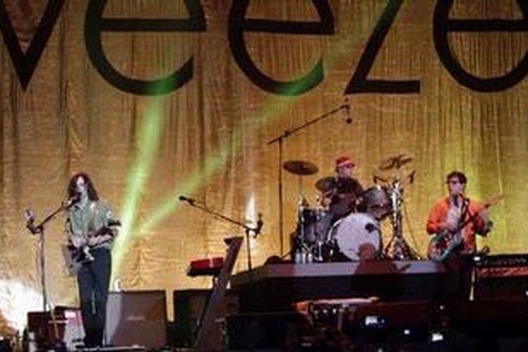 Penampilan grup musik Weezer pada konser mereka di panggung Lapangan D, Senayan, Jakarta Selatan, Selasa (8/1/2013) malam. Weezer merupakan band dengan aliran rock alternatif  yang berasal dari Los Angeles, California, Amerika Serikat. 
