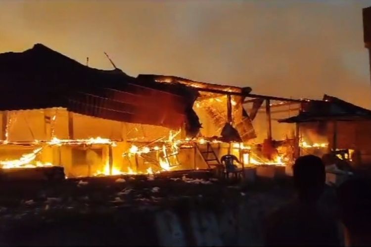 Puluhan kios di pasar sentral wakuru, Kecamatan Tongkuno, Kabupaten Muna, Sulawesi Tenggara, terbakar, Selasa (10/10/2023) petang. Api diduga berasal dari salah satu kios yang berada di tengah pasar dengan cepat menyebar keseluruh kios lainnya.