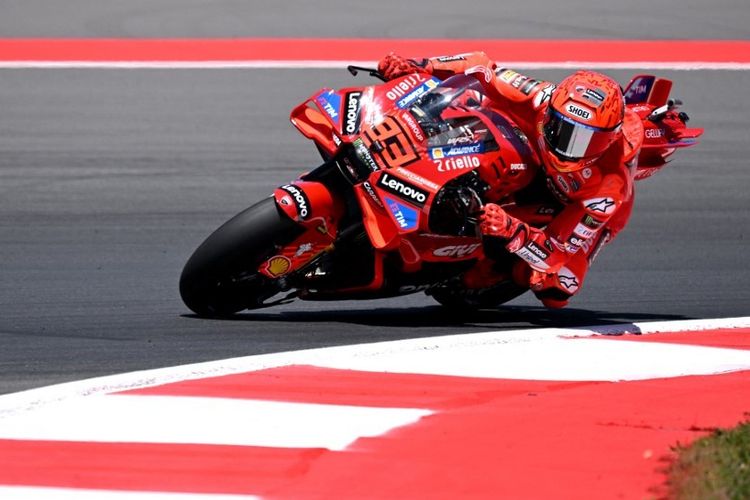 Pebalap Ducati Lenovo Team, Marc Marquez, mengendarai motornya dalam sesi Practice MotoGP Indonesia 2025 di Sirkuit Internasional Mandalika di Mandalika, Nusa Tenggara Barat pada 3 Oktober 2025. (Foto oleh SONNY TUMBELAKA / AFP)