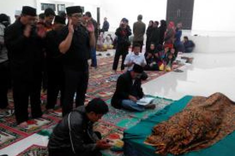 Wali Kota Bandung,Ridwan Kamil, shalat jenasah dirumah duka, Pesantren Budaya Giri Harja, Kelurahan Jelekong, Kecamatan Baleendah Kabupaten Bandung, Jawa Barat, tempat dimana jenasah Ki Dalang Asep Sunandar Sunarya disemayamkan, Senin (31/3/2014).