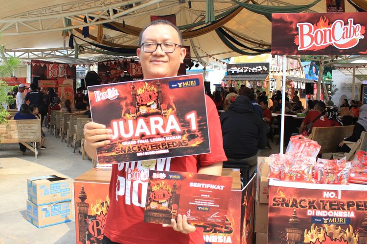 Irman menjadi juara pertama lomba makan Snack BonCabe dalam satu menit. 