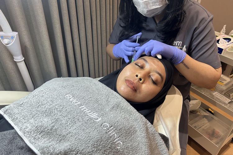 Treatment skin booster di Eva Mulia Clinic Priority Tebet, Jakarta Selatan.