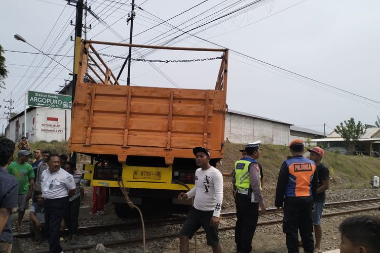 Truk yang mengalami kecelakaan di pintu perlintasan kereta api Argopuro Banyuwangi, Jawa Timur, Jumat (5/1/2024)