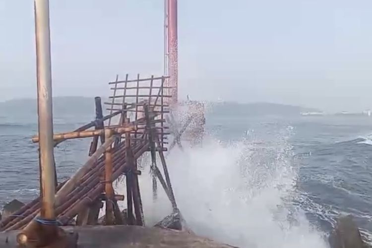 Gelombang Tinggi Rusak Lampu Navigasi Muara Cikidang, Nelayan Kesulitan Keluar-Masuk Pelabuhan 