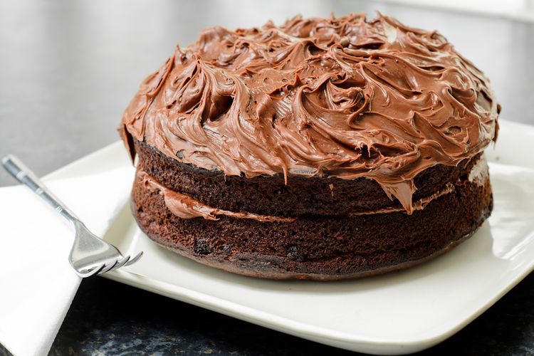 Ilustrasi bolu cokelat dengan krim atau cake cokelat. 