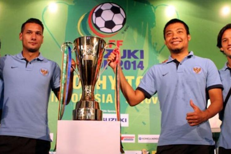 Empat pemain timnas Indonesia berpose bersama trofi AFF Suzuki Cup di FX Mall, Jakarta, Minggu (9/11/2014). Dari kiri ke kanan: Evan Dimas, Raphael Maitimo, Hamka Hamzah, dan Irfan Bachdim.