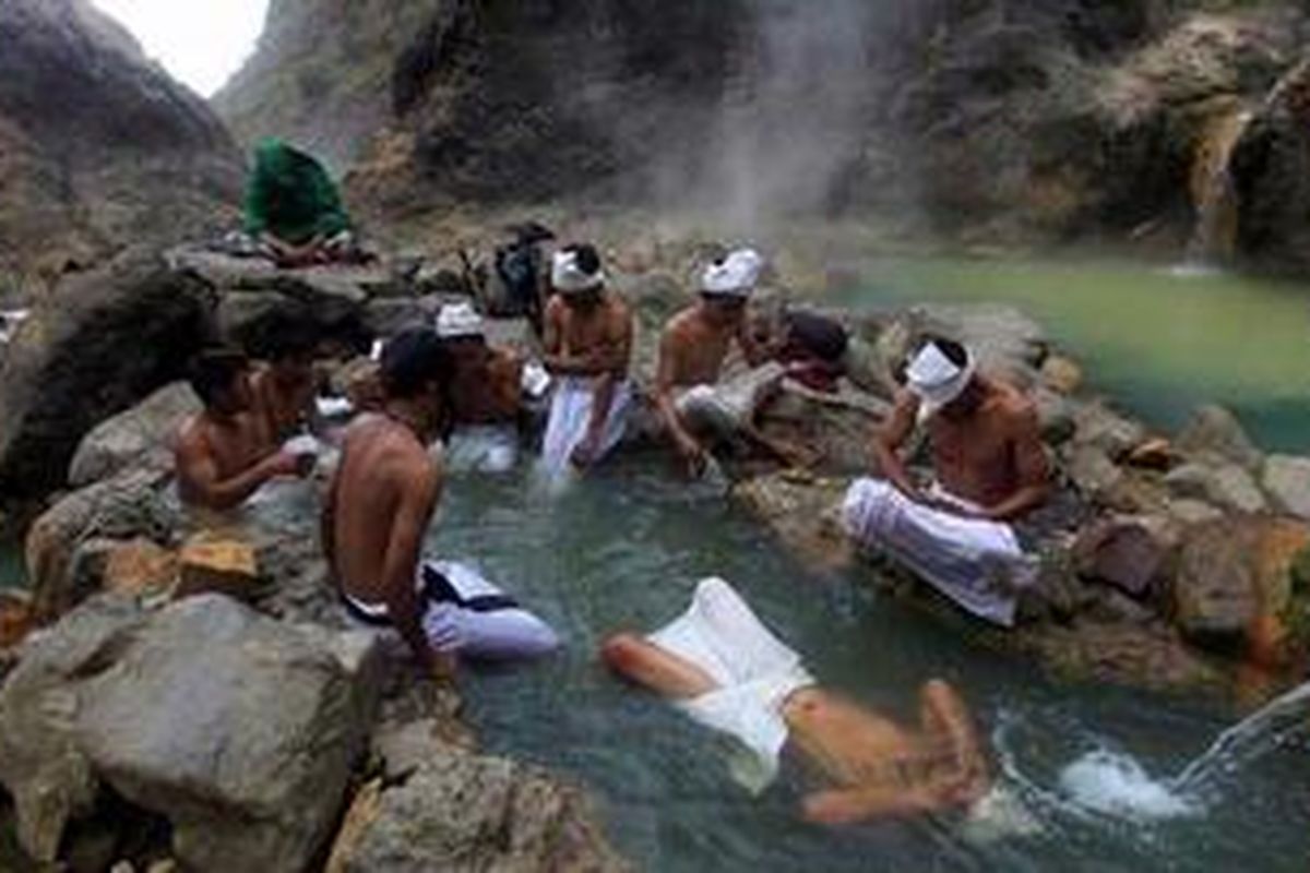 Ketika sore yang dingin dan berkabut di sekitar Danau Segara Anak, kaldera Gunung Rinjani, Kamis (29/9/2011), para pemuda Desa Sembalun, mandi di sumber air panas dalam proses ritual pencarian jati diri. Di sela-sela mandi mereka berdoa dan tafakur setelah sebelumnya melakukan perjalanan spiritual dengan mendaki selama dua hari dari desa menuju Gunung Rinjani yang dimpimpin oleh seorang pemangku adat Suku Sasak.