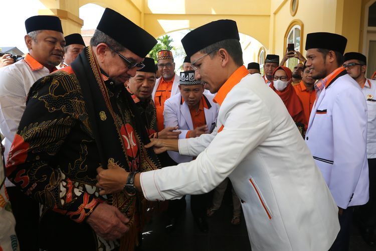 Ketua Majelis Syura Partai Keadilan Sejahtera (PKS) Salim Segaf Al Jufri (kiri) disambut Ketua DPD PKS Kota Banda Aceh Farid Nyak Umar (dua kanan) saat menghadiri konsolidasi politik di Banda Aceh, Aceh, Jumat (27/5/2022). Selain mengikuti konsolidasi politik yang diikuti pengurus dan kader partai, Selim Segaf Al Jufri yang didampingi Ketua Fraksi PKS di DPR-RI Jazuli Juwaini pada kunjungan kerja selama dua itu juga bertemu Wali Nanggroe dan para ulama Aceh. ANTARA FOTO / Irwansyah Putra/rwa.