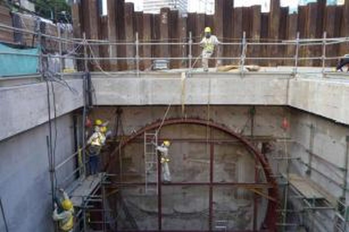 Pekerjaan fisik megaproyek sistem transportasi cepat massal atau mass rapid transit (MRT) di Patung Pemuda, Jalan Sudirman, Jakarta Selatan, Kamis (25/6/2015).