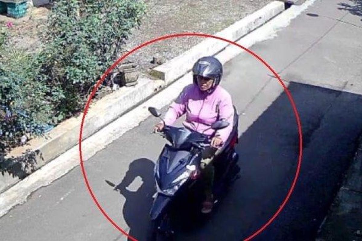 Perempuan paruh baya yang diduga kuat menjadi pelaku pencurian dengan modus gendam meninggalkan lokasi rumah korban selepas melancarkan aksinya di Nongkosawit, Gunungpati, Kota Semarang, Selasa (22/4/2025).