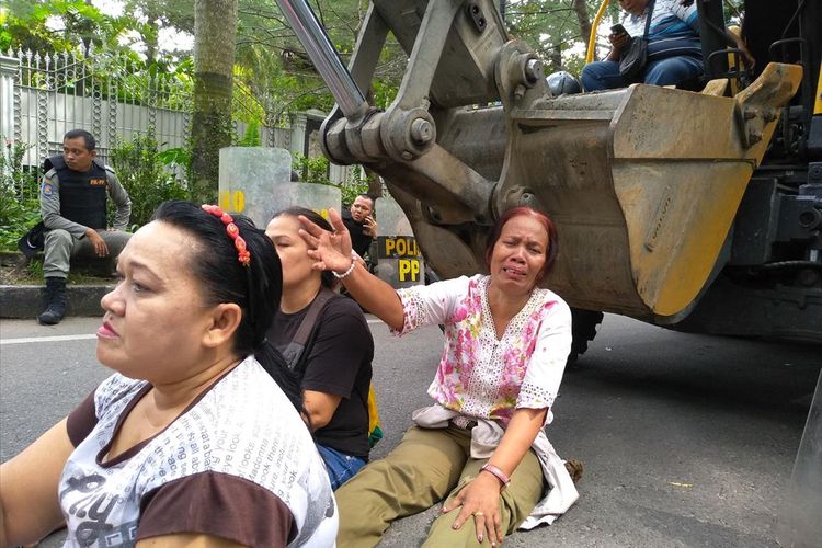 Tiomsi Pangaribuan (kanan) menangis saat menceritakan perasaannya karena penggusuran Warkop Elisabeth. Dia tak tahu mau jualan ke mana setelah penggusuran.