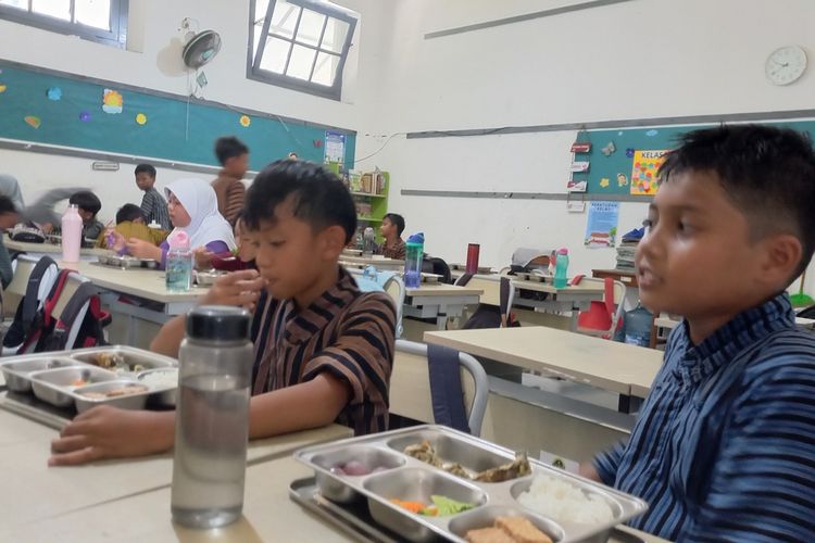 Suasana siswa SD Pujokusuman 1 Yogyakarta saat menyantap menu MBG