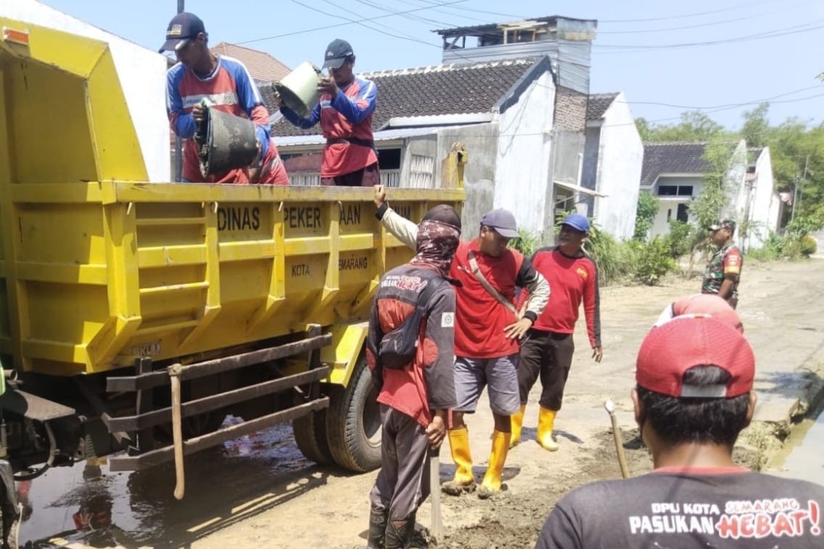 Pemerintah Kota Semarang melakukan penanganan darurat menyusul banjir kiriman yang melanda sejumlah wilayah pada Sabtu (14/3/2026) malam hingga Minggu (15/3/2026) pagi. Fokus utama penanganan banjir dilakukan di Perumahan Dinar Indah, Meteseh, Kota Semarang, Jawa Tengah, serta beberapa titik lain di Rowosari, Sampangan, dan Mayangsari.