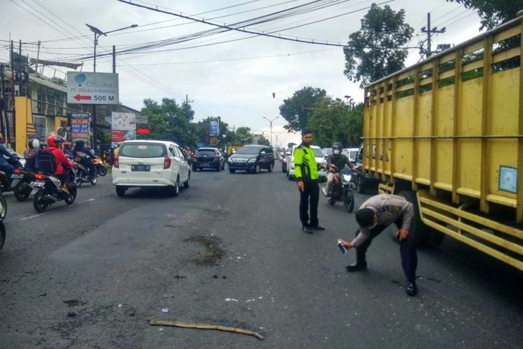 Petugas kepolisian saat olah TKP peristiwa kecelakaan di Kecamatan Lawang, Kabupaten Malang, Senin (6/6/2022).