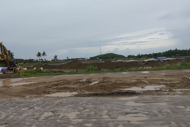 suasana alat berat yang terparkir digenangan air pasca banjir di Kuta Mandalika, sekitar Sirkut MotoGP, Lombok Tengah. 