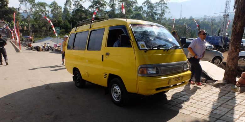 Angkutan umum dari Lembang yang menuju The Lodge Maribaya Bandung, Jawa Barat.