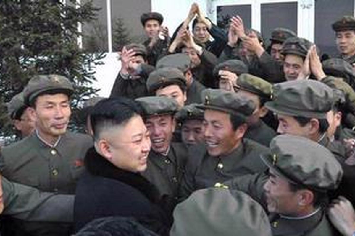 Pemimpin Korea Utara Kim Jong-Un merayakan keberhasilan peluncuran roket Unha-3 pada Rabu (12/12/2012) dengan para staf di pusat kendali angkasa luar Korea Utara.