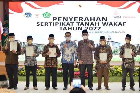 Ridwan Kamil Serahkan 502 Sertifikat Tanah Wakaf untuk Masyarakat