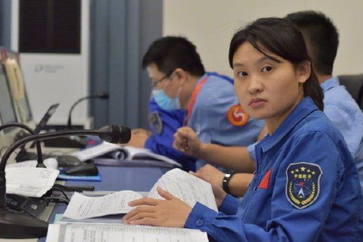 Zhou adalah komandan termuda dalam program eksplorasi Bulan Change-5.

