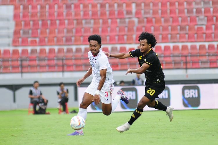 Pemain Arema FC Bayu Aji dikejar pemain Barito Putera Bagus Kahfi saat pertandingan pekan ke-7 Liga 1 2023-2024 yang berakhir dengan skor 0-4 di Stadion Kapten I Wayan Dipta Gianyar, Sabtu (5/8/2023) sore.
