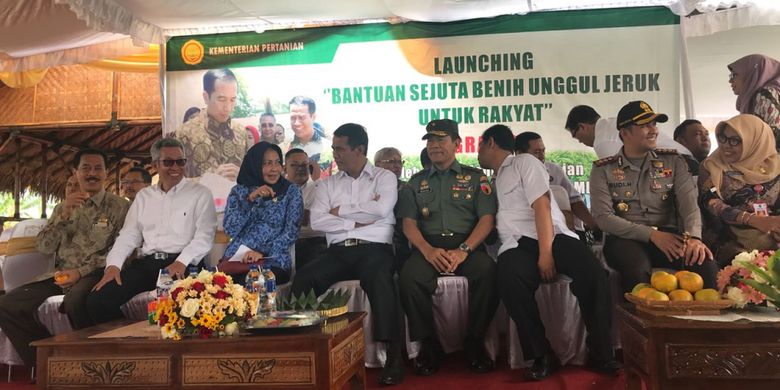 Menteri Pertanian Amran Sulaiman berada di di lokasi pelepasan bantuan di Kebun Percobaan Punten, Kota Batu, Jawa Timur, Selasa (17/7/18)