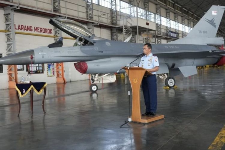Pesawat tempur F-16 unit kedelapan selesai dimodernisasi lewat program Falcon Star-Enhanced Mid Life Update (eMLU).  Jet tempur dengan nomor tail TS-1611 itu kemudian diserahkan Skadron Udara 3 Pangkalan TNI Angkatan Udara (Lanud) Iswahjudi, Magetan, Jawa Timur, Senin (20/5/2024).