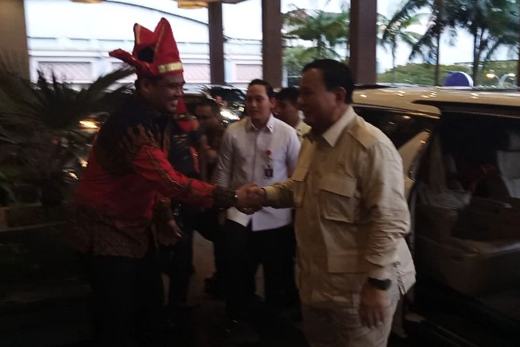 Wali Kota Medan, Bobby Nasution menjemput Menteri Pertahanan, Prabowo Subianto di Hotel Rinra, Makassar, Kamis (13/7/2023).